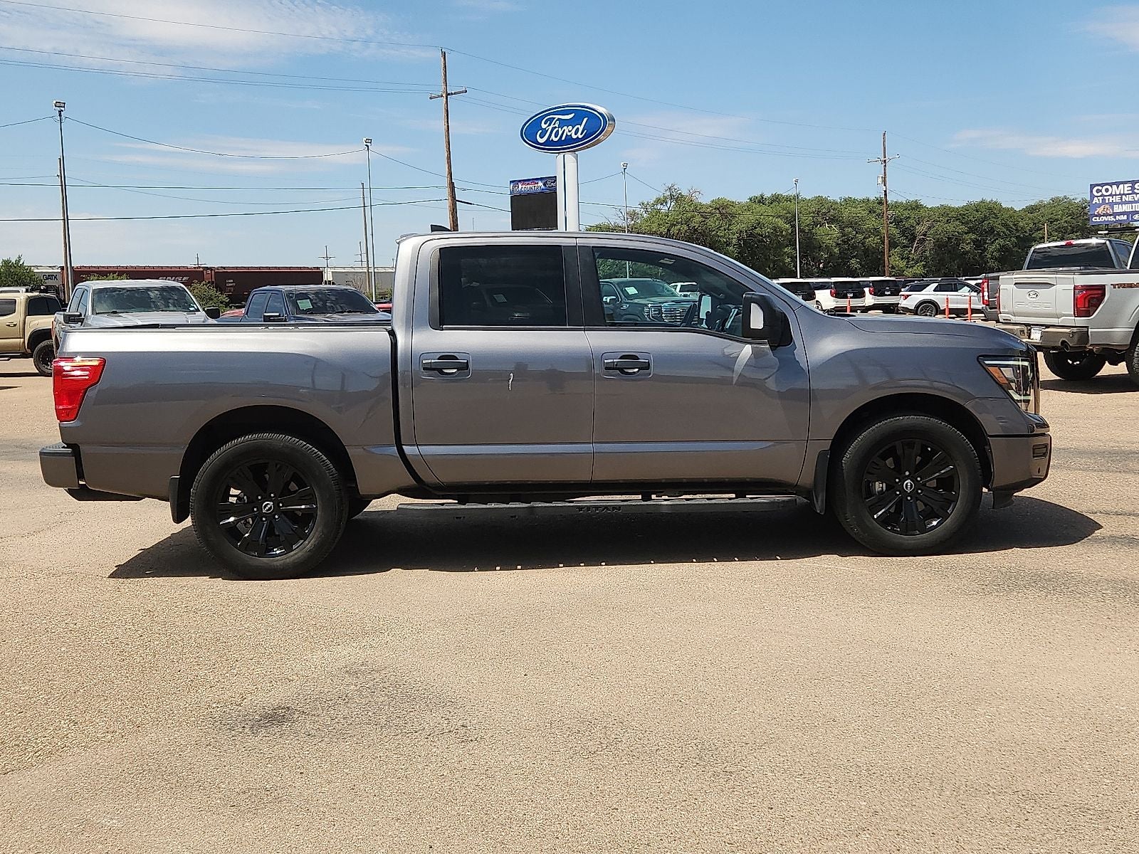 2023 Nissan Titan SV